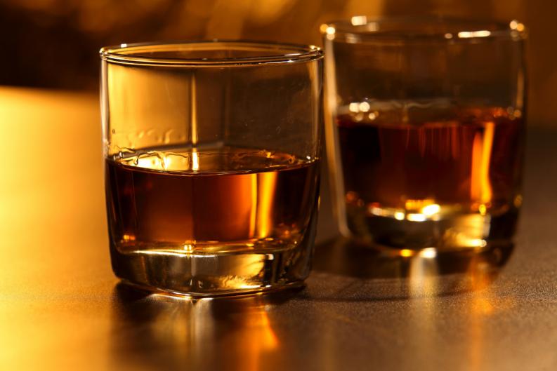Beber con el estómago vacío: cómo las comidas afectan el riesgo de cáncer cuando se consume alcohol