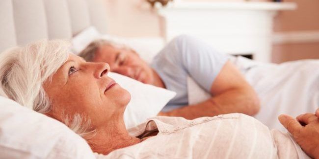 Horarios irregulares, escasos estímulos luminosos y consumo de fármacos principales causas de la mala calidad del sueño de las personas mayores