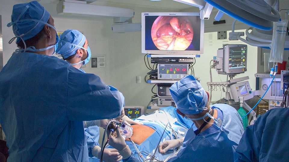Lavado peritoneal laparoscópico en pacientes con diverticulitis aguda Hinchey III atendidos en una clínica privada de Lima